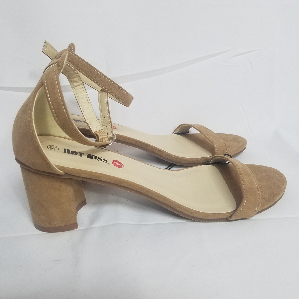 NWT Hot Kiss brown heels